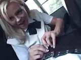 Bree Olson zeigt in Auto